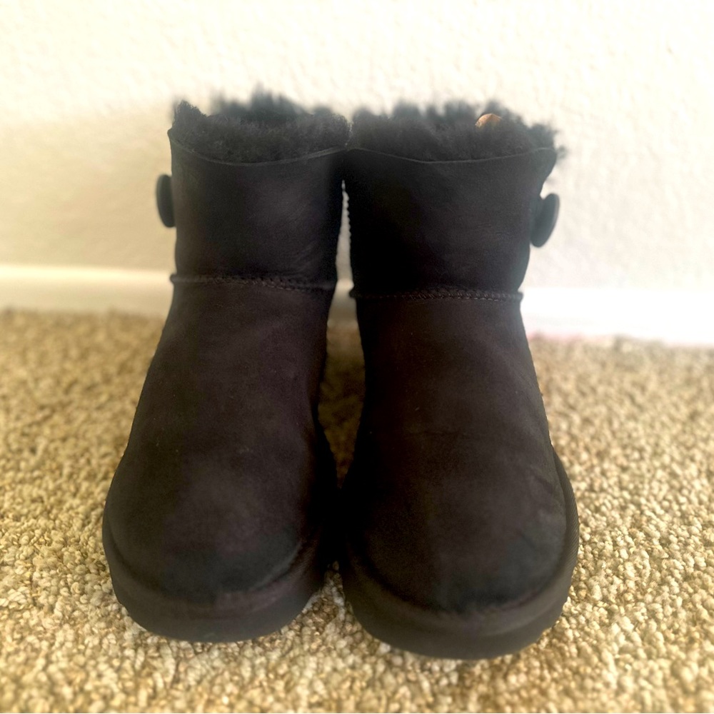 SOLD- UGG Black Mini Bailey Size 8 Women’s